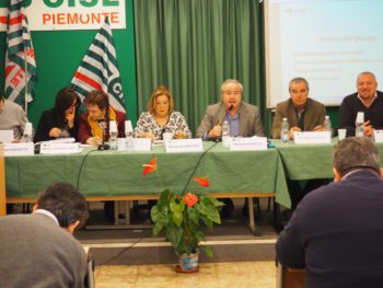 Il tavolo della presidenza al Consiglio generale Cisl Piemonte con ferrarsi che parla