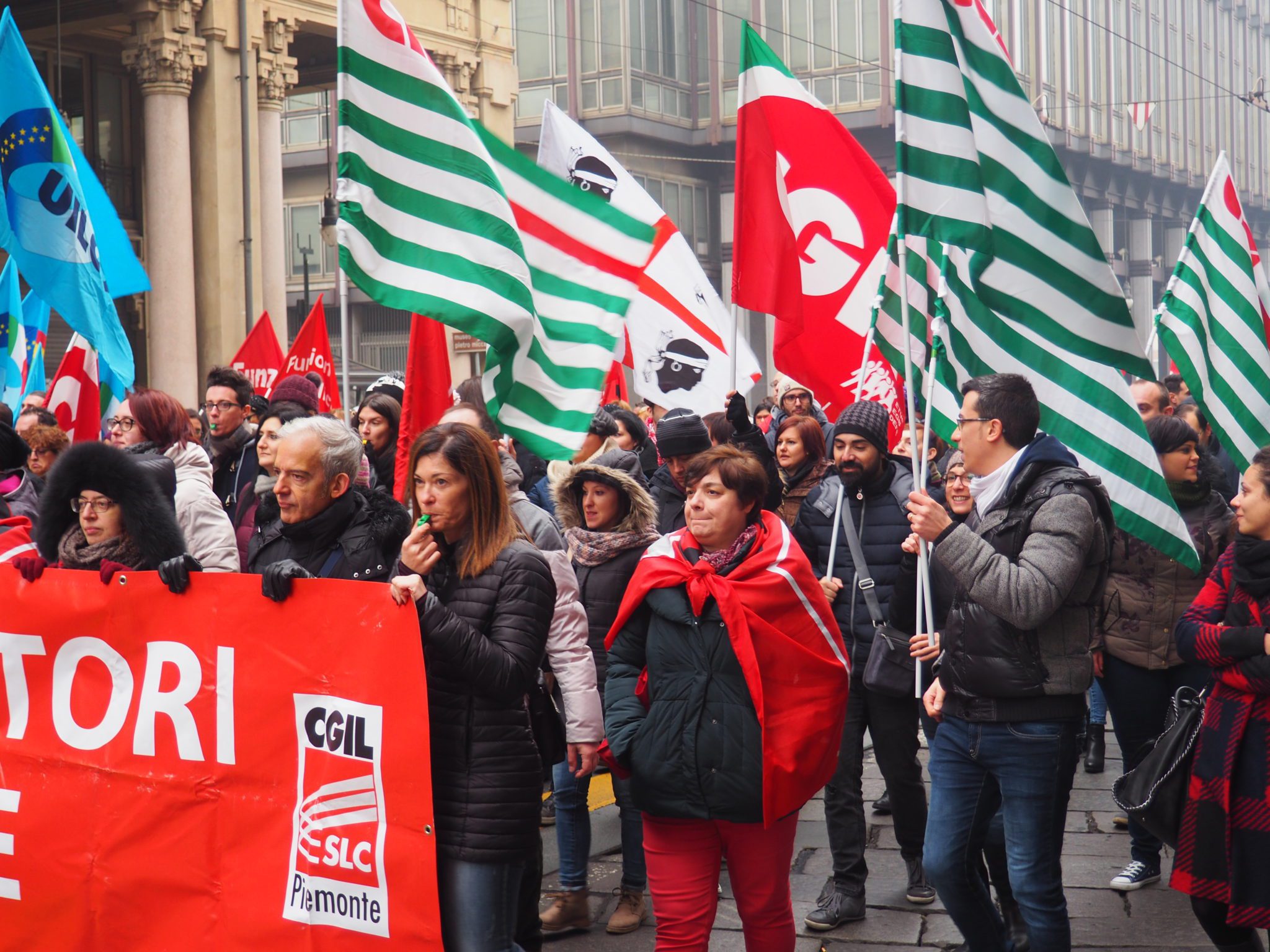 Bandiere Cisl alla manifestazione delle Telecomunicazioni lavoratori