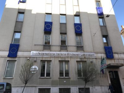 Bandiere dell’Unione Europea esposte in tutte le sedi sindacali: “Più diritti, lavoro e solidarietà”