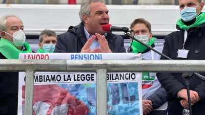 L’intervento del leader Cisl Luigi Sbarra in piazza Castello a Torino